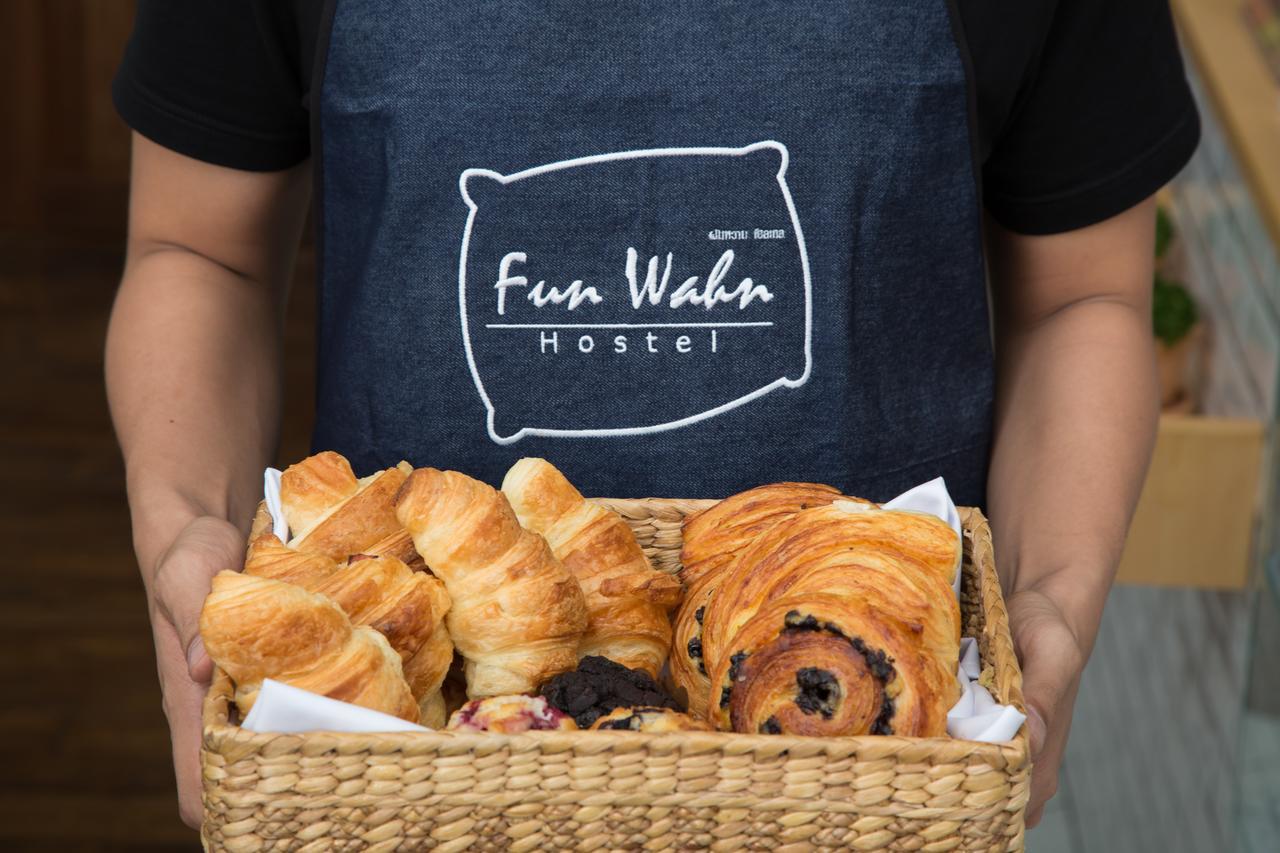 Funwahn Hostel And Cafe Chiang Mai Luaran gambar