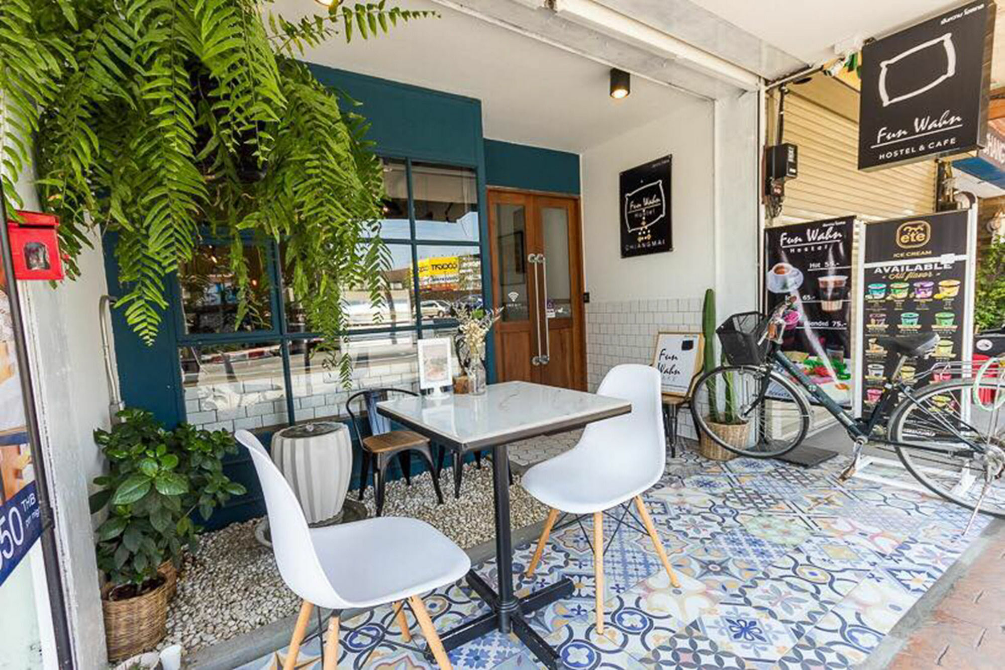 Funwahn Hostel And Cafe Chiang Mai Luaran gambar