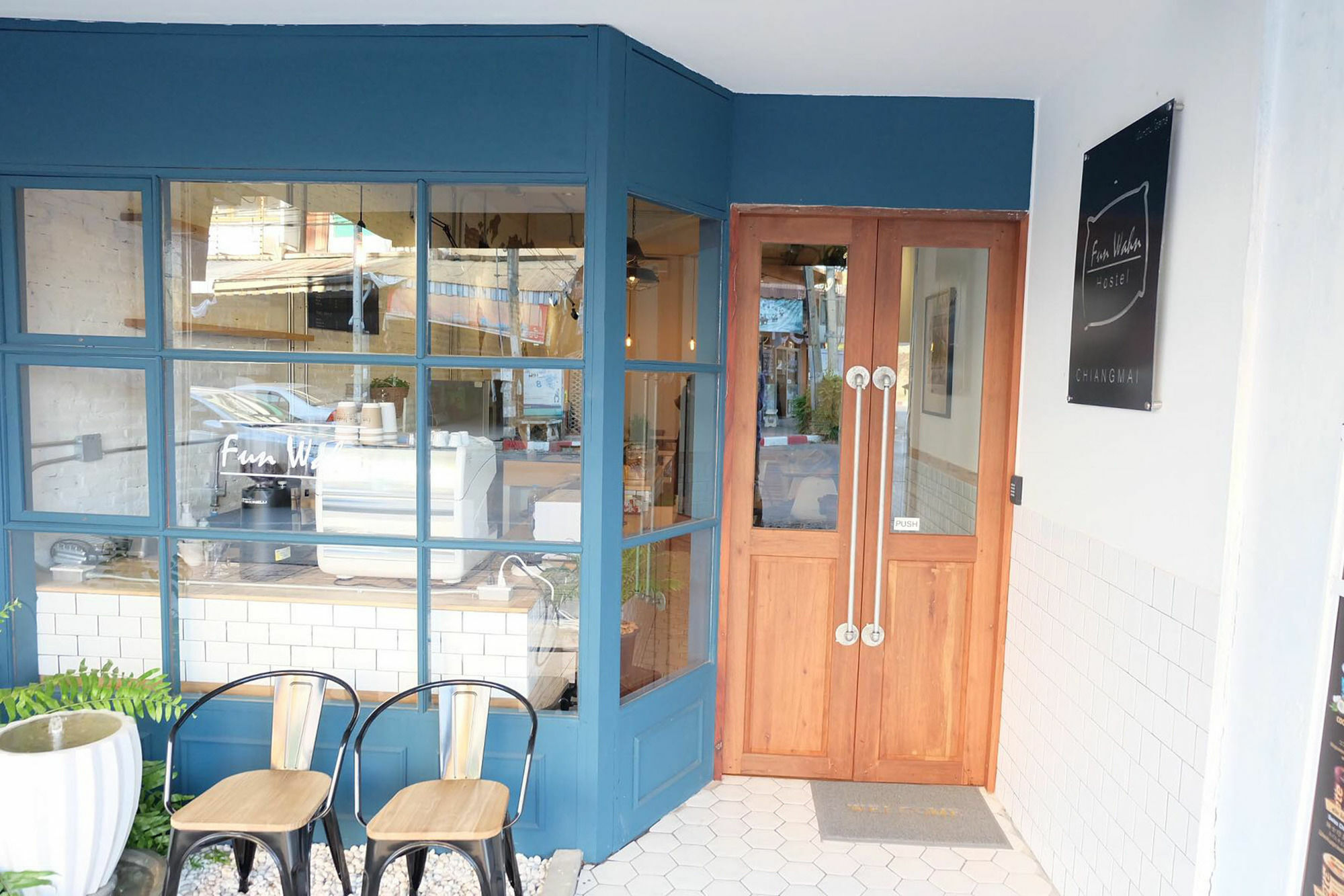 Funwahn Hostel And Cafe Chiang Mai Luaran gambar